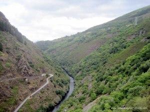 Rio Navia tras embalse y presa de Grandas de Salime