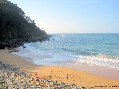 Playa de Meron, en Villaviciosa: Bajando la marea