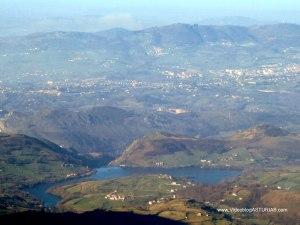 Alto del Angliru: Vistas de Embalse Afilorios, Oviedo y Monte Naranco