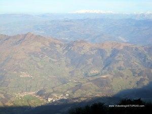 Alto del Angliru: Vistas a Vega de Riosa y valle de Turón