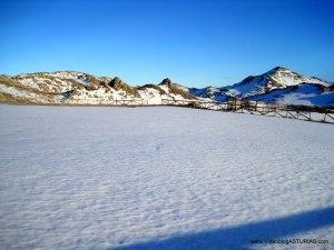 Alto del Angliru: Meta de la prueba ciclista, nevada