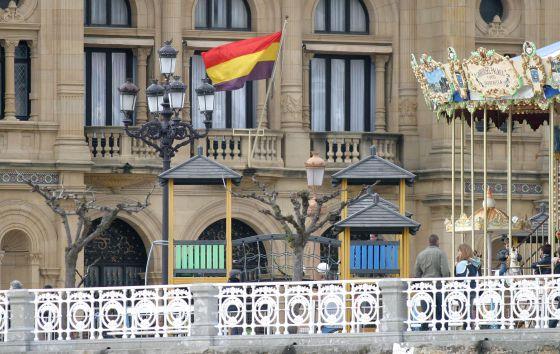 La bandera republicana en el ayuntamiento de San sebastian, mientras el Rey cazaba elefantes