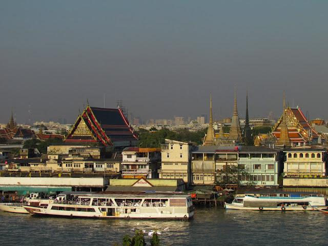 Bangkok. Navegando al atardecer