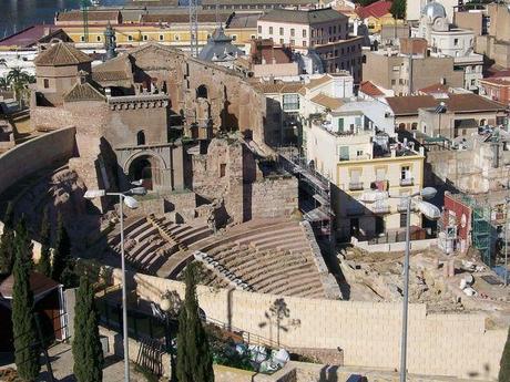 Vista general del Teatro Romano con las ruinas de la Catedral Vieja sobre el graderío. Foto: Wikipedia