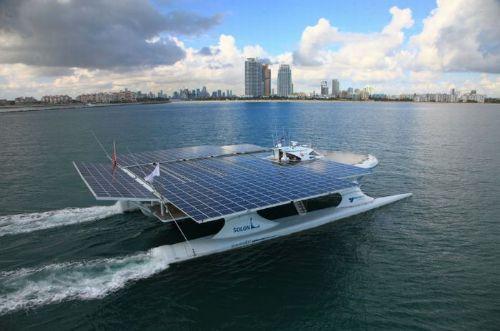 Catamarán con paneles solares