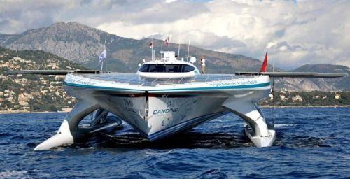 Catamarán con paneles solares