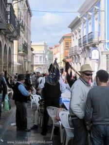Comida en la calle 2012 en Avilés: Galiana con gaiteros improvisados Comida en la calle 2012 en Avilés: Galiana con gaiteros improvisados
