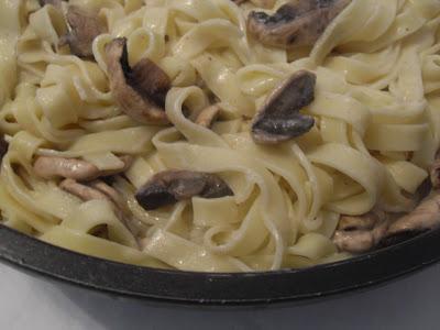 Tagliatelles con champiñones y roquefort