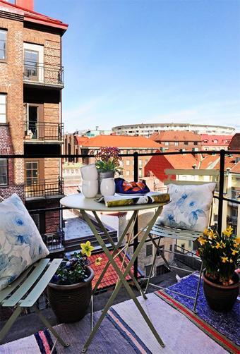 Textiles y flores para hacer de tu balcón un rincón ideal