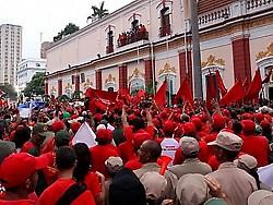 Chávez desde el Balcón del Pueblo: “He decidido nombrar un comando especial antigolpe. Ya está funcionando”