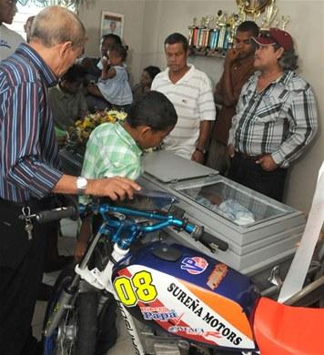 Hombre muere al estrellarse motocicleta con tarima política