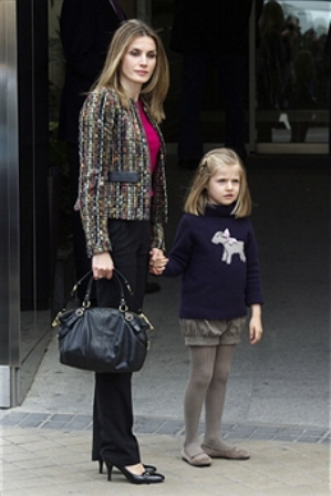 El look de la Princesa Letizia en su visita al Rey en en el Hospital de San José