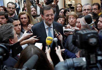 Rajoy huye de la prensa y se blinda.