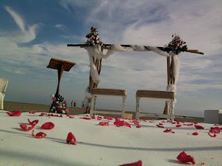 Boda super romántica: Ceremonia civil en la playa