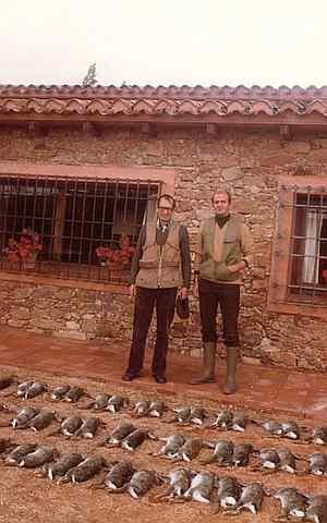 Juan Carlos I y el escritor Miguel Delibes asesinan al menos 40 conejos en una jornada