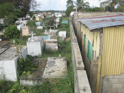 Estudiantes abandonan escuela por mal olor en cementerio barrio SPM