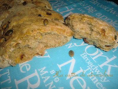 Pan fósil con pipas de calabaza y goji