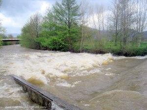 Salto agua rio Cubía a rebosar en Grado Asturias 