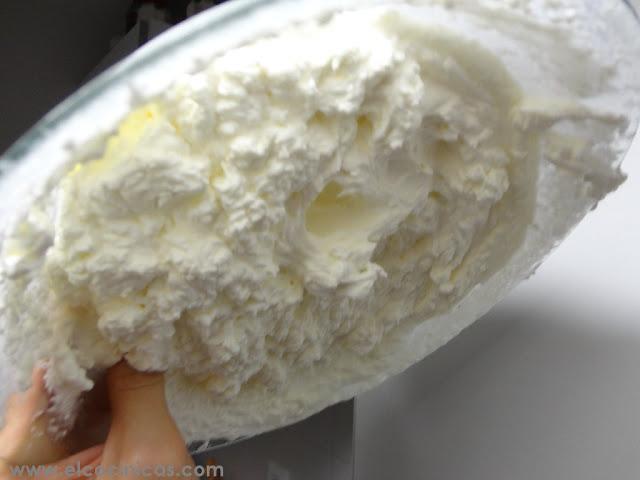 Tarta de nueces y nata