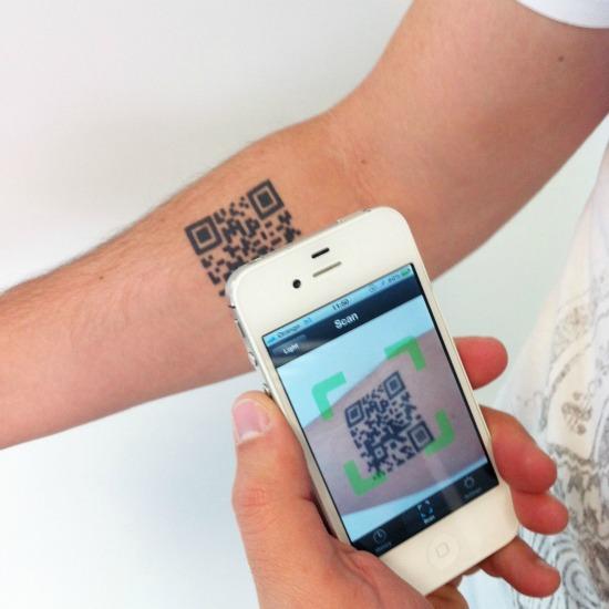 Creativos que se tatúan un código QR en el brazo y los subastan como soporte publicitario