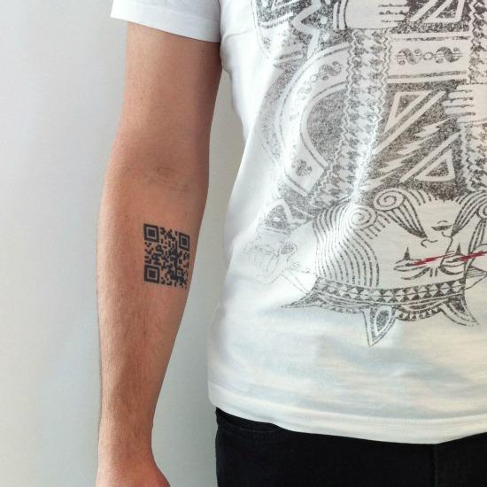 Creativos que se tatúan un código QR en el brazo y los subastan como soporte publicitario