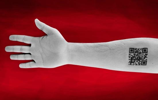 Creativos que se tatúan un código QR en el brazo y los subastan como soporte publicitario