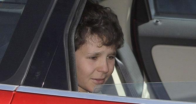 El hijo de la infanta Elena, Felipe Juan Froilán, abandona el hospital Quirón de Madrid