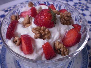 COPA DE FRESAS Y NUECES CON NATA