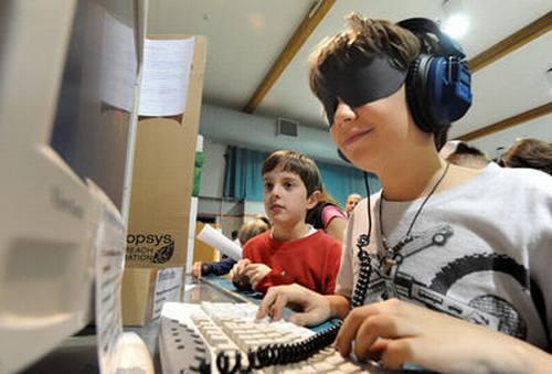 Niño de 11 años desarrolla videojuego para jugar con su abuela ciega