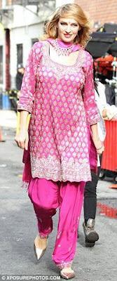 Famosas vistiendo con look indio. Uma Thurman vestida con un Salwar Kameez