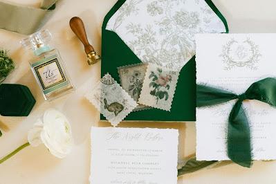 Invitaciones de boda, sellos y un sobre de color verde