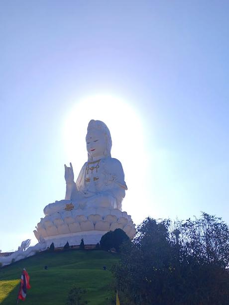 La imponente Guan Yin de Chiang Rai Estatua gigante de Guan Yin en Wat Huay Pla Kung bajo cielo azul