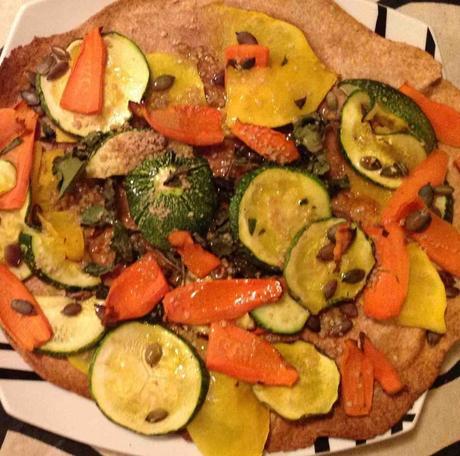 Pizza fina de espelta integral de Ana Medina (Agaete, Canarias) con verduritas temporada y pipas de calabaza. Creo que los italianos deberían volver a las pizzas integrales, disfrutarían más.