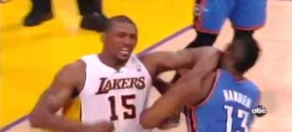 El cambio de nombre de Ron Artest, no surtió efecto.