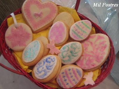 Cesta de Pascua. Huevos, corazones y detalles para la ventana.  Todo son galletas