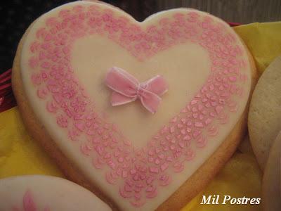 Cesta de Pascua. Huevos, corazones y detalles para la ventana.  Todo son galletas