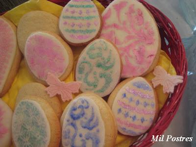 Cesta de Pascua. Huevos, corazones y detalles para la ventana.  Todo son galletas