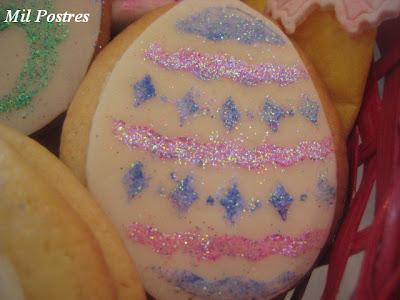 Cesta de Pascua. Huevos, corazones y detalles para la ventana.  Todo son galletas