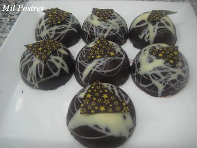 Mousse de turrón en esferas de chocolate negro y blanco