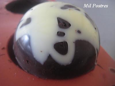 Mousse de turrón en esferas de chocolate negro y blanco
