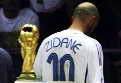 Zidane expulsado tras su cabezazo en la final del mundial Alemania 2006