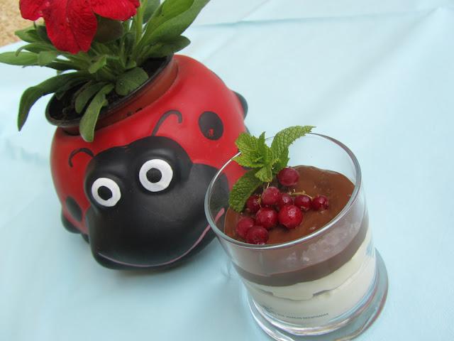 Vasitos de chocolate y galletas