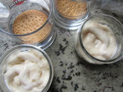 Vasitos de chocolate y galletas