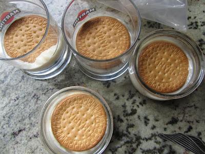 Vasitos de chocolate y galletas