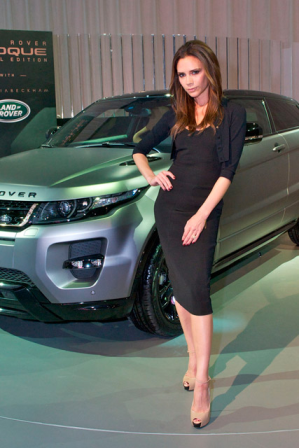 El estilo de Victoria Beckham en su viaje a China para Range Rover