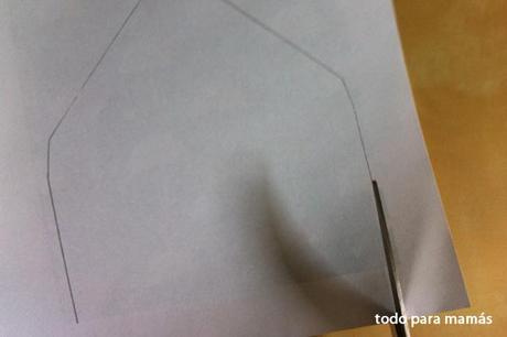 papel con tijeras metálicas