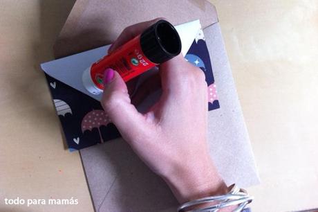 pegar forro decorado con pegamentos de barra