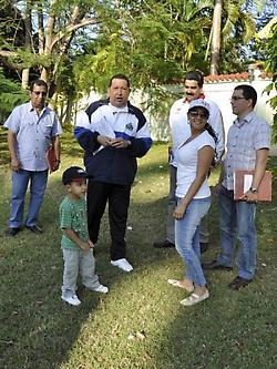 Comparte con familiares y ministros y hasta juega bolas criollas: Ministro Izarra difunde nuevas imágenes del Presidente Chávez en La Habana.