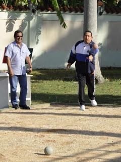 El Hugo Chávez que matan los medios se recupera y regresará a Venezuela [+ fotos]