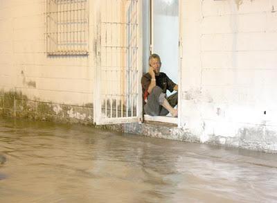 Torrencial aguacero inunda barrios de Santiago y Tamboril